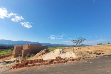 Terreno &agrave; venda - 204m&sup2; - Veredas da Serra
