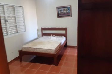 Ch&aacute;cara &agrave; venda - 300m&sup2; - Clube Uva