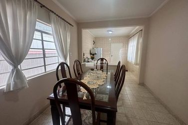 Casa &agrave; venda - 300m&sup2; - Centro