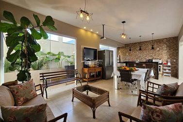 Casa &agrave; venda - 300m&sup2; - Vila Buzato