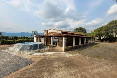 Ch&aacute;cara &agrave; venda - 190m&sup2; - Zona Rural