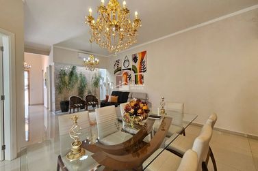 Casa &agrave; venda - 300m&sup2; - Vila Buzato