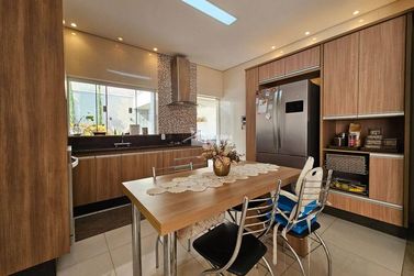 Casa &agrave; venda - 250m&sup2; - Jardim Mantiqueira II