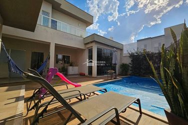 Casa &agrave; venda - 250m&sup2; - Jardim Mantiqueira II