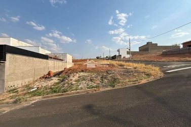 Terreno &agrave; venda - 298m&sup2; - Veredas da Serra
