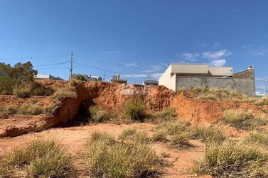 Terreno &agrave; venda - 200m&sup2; - Jardim Mirante
