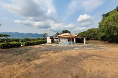Ch&aacute;cara &agrave; venda - 190m&sup2; - Zona Rural