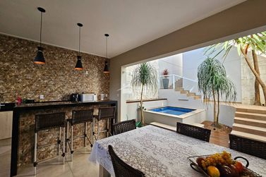 Casa &agrave; venda - 300m&sup2; - Vila Buzato
