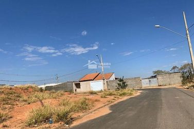 Terreno &agrave; venda - 200m&sup2; - Jardim Mirante