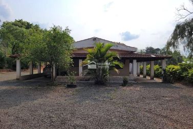Ch&aacute;cara &agrave; venda - 190m&sup2; - Zona Rural