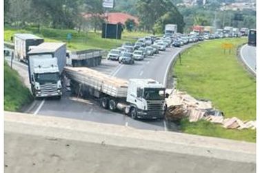 Acidente com carreta espalha carga de madeira na pista sentido Belo Horizonte