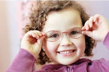 Atibaia entrega mais de 200 óculos a estudantes em iniciativa educacional