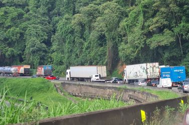 Pane em caminhão bloqueia faixas na Fernão Dias no km 73