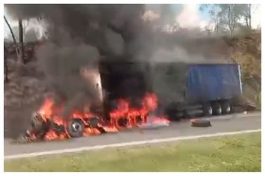 Colisão deixa caminhão em chamas e interdita Dom Pedro I no km 100 (vídeo)