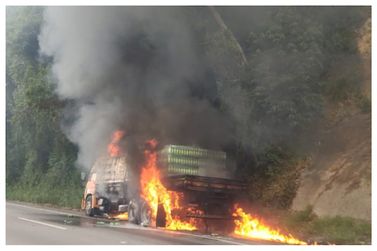 Caminhão pega fogo e resulta em bloqueio total na Fernão Dias, km 74 (vídeo)
