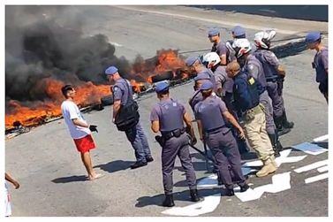 Protesto na Fernão Dias provoca incêndio e trânsito intenso (vídeo)