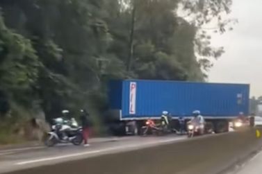 Acidente com caminhão na Fernão Dias interdita parcialmente rodovia; fila de 13 