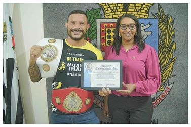 Atleta de Atibaia é homenageado na Câmara após conquista no Mundial de Muay Thai