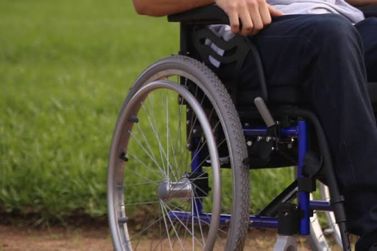 Cadeira de rodas especial é doada a jovem de Atibaia em ação do Rotary Club