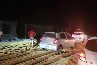 Caminhão de areia tomba na Fernão Dias km 60 e interdita Rodovia  (vídeo)