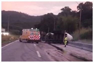 Caminhão de mangas tomba e interdita faixas na Fernão Dias no km 75,9