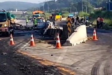 Grave acidente com incêndio em carreta bloqueia rodovia Fernão Dias (vídeo)