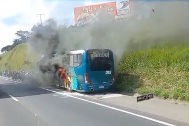 Incêndio em ônibus resulta em trânsito intenso, com mais de 8 km na Fernão Dias 