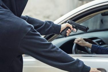 Pai e filho sofrem assalto à mão armada e têm carro roubado em Atibaia