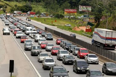 Rodovia Fernão Dias enfrenta trânsito intenso a partir do km 56 nesta terça (02)
