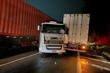 V&Iacute;DEO: Acidente grave interdita todas as faixas da Fern&atilde;o Dias sentido SP