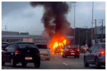 V&Iacute;DEO: Carro pega fogo e interdita Fern&atilde;o Dias na manh&atilde; desta ter&ccedil;a-feira (10)