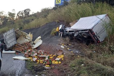 V&Iacute;DEO: Grave acidente na Fern&atilde;o Dias deixa caminhoneiro ferido e interdita pista