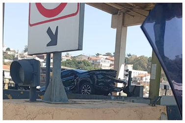 Carro fica pendurado em mureta de ped&aacute;gio na Fern&atilde;o Dias