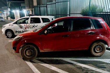 Carro furtado &eacute; recuperado ap&oacute;s persegui&ccedil;&atilde;o da PM em Atibaia