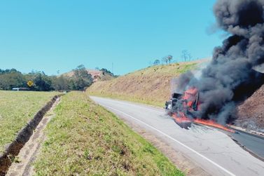 Inc&ecirc;ndio em caminh&atilde;o bloqueia retorno da Dom Pedro I no km 37