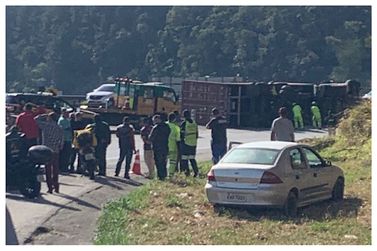 V&Iacute;DEO: Acidente com carreta causa bloqueio total da Fern&atilde;o Dias no km 69,7