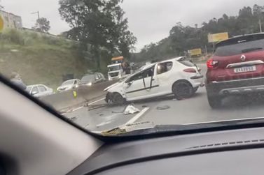 Jovem sofre traumatismo craniano ap&oacute;s capotamento na Fern&atilde;o Dias em Atibaia