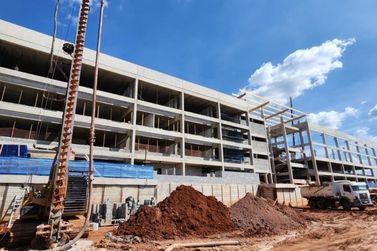 Nova escola estadual em Atibaia j&aacute; tem quase metade da obra conclu&iacute;da