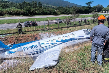 Avi&atilde;o perde controle durante pouso e bate contra barranco na regi&atilde;o