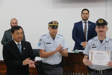 Cabo da Pol&iacute;cia Rodovi&aacute;ria &eacute; homenageado em Atibaia por atua&ccedil;&atilde;o na seguran&ccedil;a
