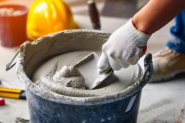 Cimento mal armazenado pode virar preju&iacute;zo em obras de Atibaia