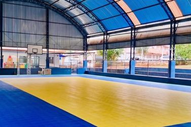 Escola de Atibaia ganha quadra reformada no Ch&aacute;caras Brasil