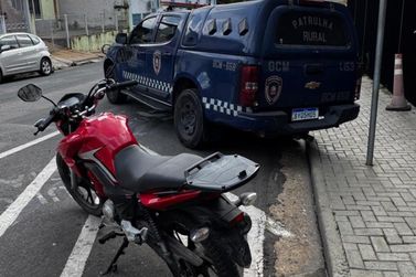 Moto furtada &eacute; encontrada escondida nos fundos de condom&iacute;nio em Atibaia