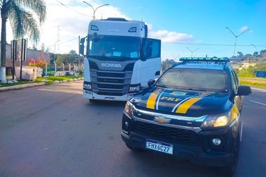 PRF flagra produto perigoso junto a alimentos na Fern&atilde;o Dias, em Atibaia