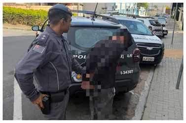 Homem &eacute; flagrado empurrando moto furtada na Fern&atilde;o Dias, em Atibaia