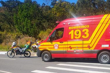 Motociclista fica ferido ap&oacute;s colis&atilde;o com van na Avenida Jer&ocirc;nimo de Camargo em Atibaia