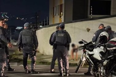 Homem foge da PM pelos telhados e cai dentro de casa em Atibaia
