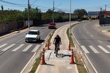 Ciclovia e cal&ccedil;adas da Avenida Jer&ocirc;nimo de Camargo passam por manuten&ccedil;&atilde;o em Atibaia