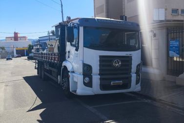 Jovem &eacute; preso com caminh&atilde;o furtado ap&oacute;s tentar fugir pela mata em Atibaia