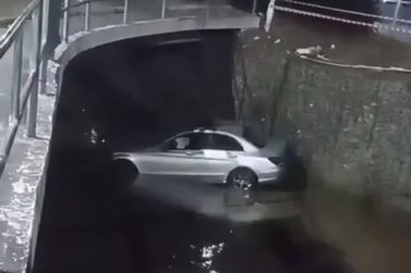 Motorista perde o controle e carro cai no C&oacute;rrego do Piqueri em Atibaia